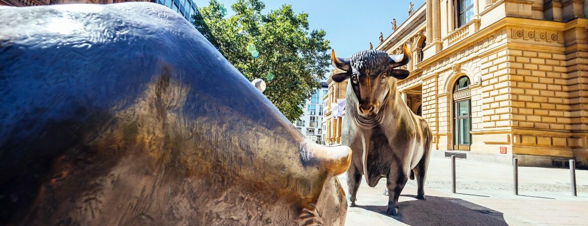 germany-frankfurt-bull-and-bear-bronze-sculpture-2022-12-16-22-29-28-utc